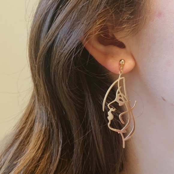 💕LAST ONE Silver Beauty Asymmetrical Earrings - Picture 2 of 8